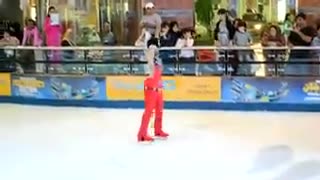  Хиджабчан муз үстүндө бийлеген Захра Лари
