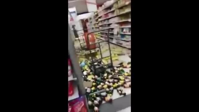Эквадордо күчтүүлүгү 7,8 баллга жеткен жер силкинүүдөн 238дей адам каза болду 