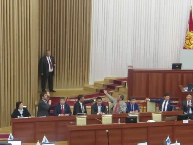 ЖКнын төрагасын шайлоодо депутаттарды телефондорду колдонбоого чакырышты 20.04.16