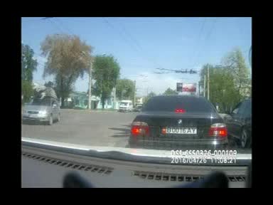 Борбор калаада патрулдук милициянын кызматкерлери жол эрежесин бузган айдоочуну кууп баратып жол кырсыгына учурашты