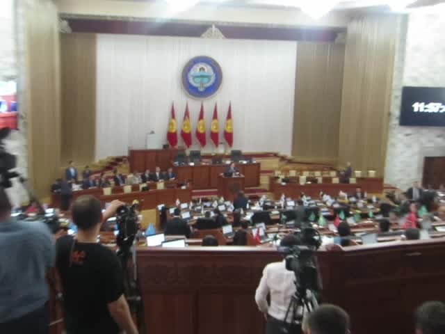Спикерди шайлоодо фотограф бюллетендерди тартып жатты (27.04.16)