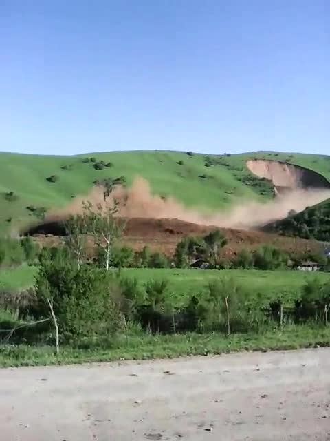 Сузакта жер көчкү түшкөн учурда тургундар чууга түштү