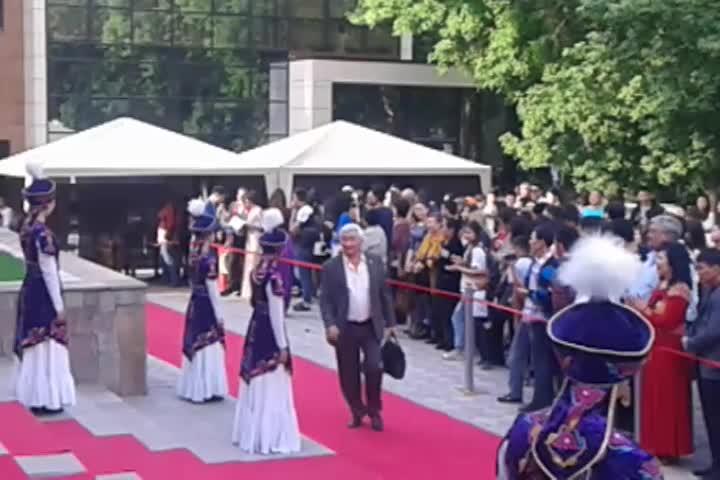 "Ак илбирс" кино сыйлыгында жылдыздар кызыл килемден өтүштү