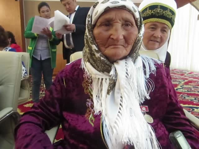 8 баланын энеси, 97 жаштагы Сүйдү апа: "Биринчи баламды 30 жашымдан кийин төрөгөм"	