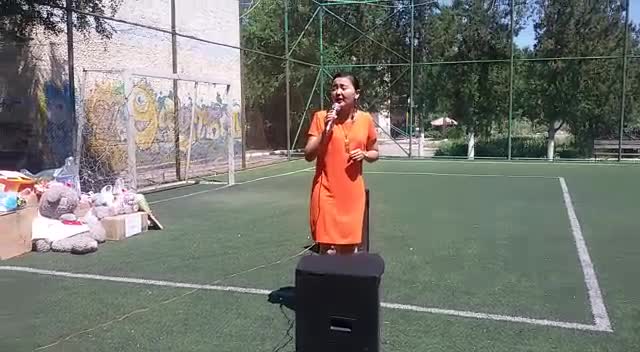 Кайрымдуулук иш-чарасы: Кытайлык кыргыз ырчысы Макелек кызы Гүлмира