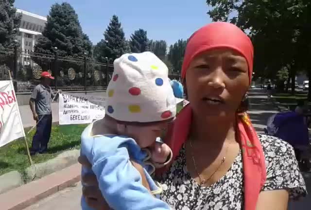 Ак үйдүн алдында майыптар бир нече талап менен турушат