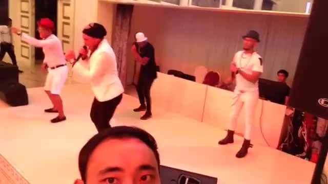 Кубалыктар "Мөлмөлүм" ырын аткарышууда 