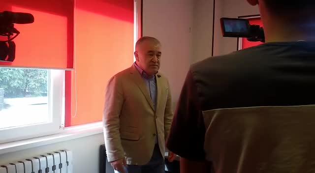 Текебаев журналисттерди өз мүлктөрү менен тааныштырууда