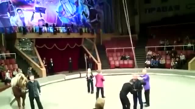 Мас күйөөсү менен циркке барыптыр )))