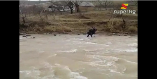 Аксыда асма көпүрө жасап алышыптыр
