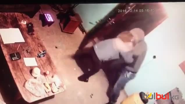 Токмок шаарындагы май куюучу жайды тоноп кетишти