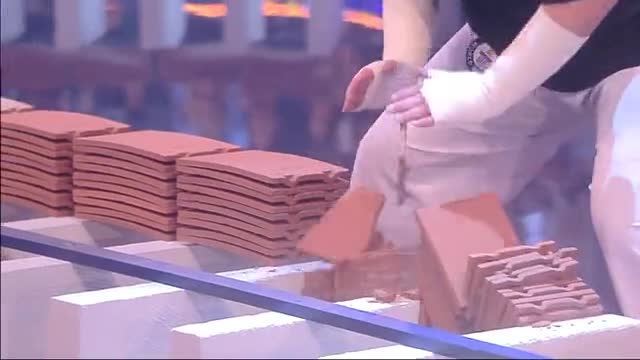  Британдык аял 923 черепицаны сындырып,  рекорд койду