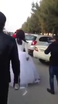 Той көйнөгүн кийип алган жигитти сабап салышты (сөгүнгөн сөздөр бар)