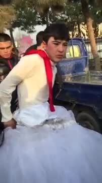 Той көйнөгүн кийип алган жигиттин көйнөгүн чечтиришти