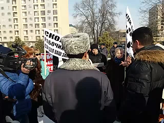  Митингчилер депутаттардын келүүсүн талап кылышууда