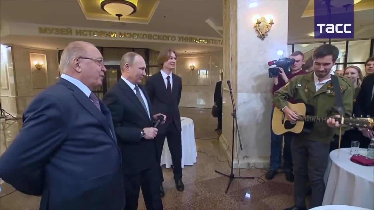 Владимир Путин ырдап жатат