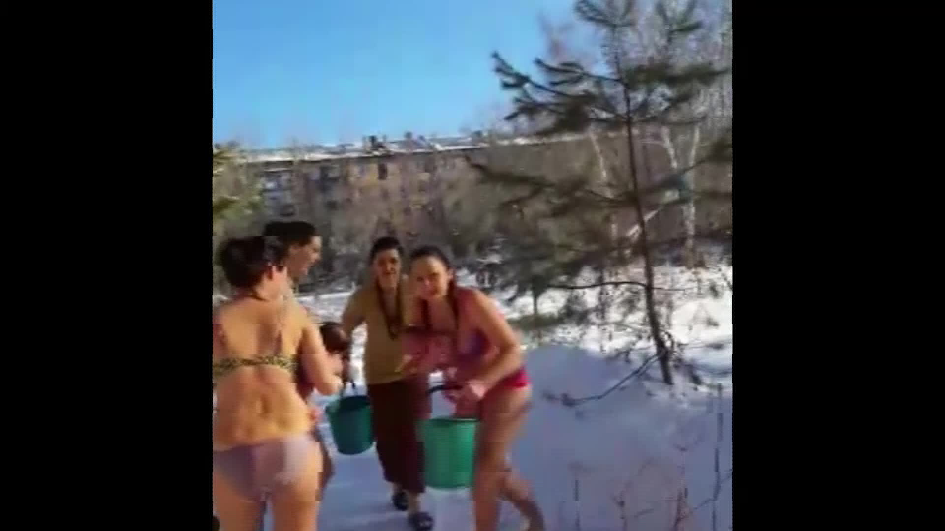 Муздак сууга жуунуп жатышат
