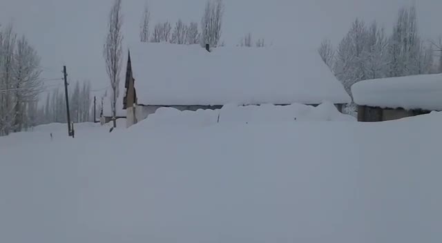 "Чаткал районунун Ак-Таш айылында кар тынбай жаап, свет өчүп, эл ачка калды"