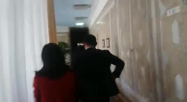 Төраганын иш бөлмөсүнөн Абдил Сегизбаев шашып чыгып кетти 27.02.17