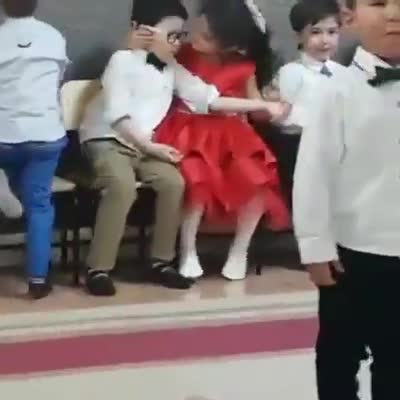 Жанында отурган баланы өөп салды