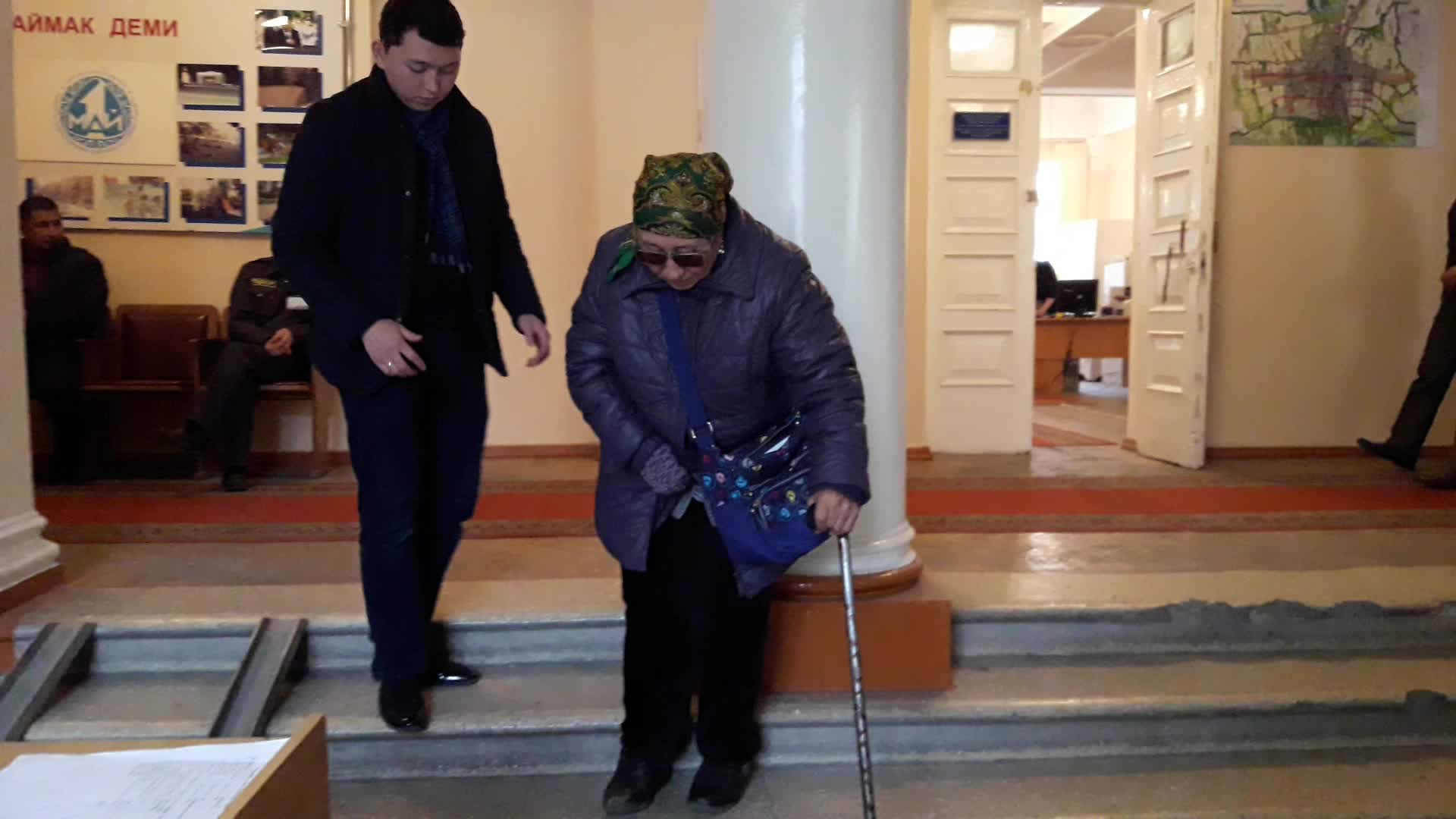 Майып эне 1-май райондук администрацияга жардам сурап келди