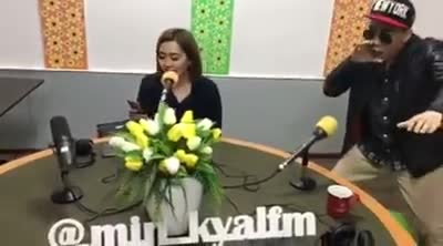  Кайрат Примбердиев жубайы менен ырдап жатышат