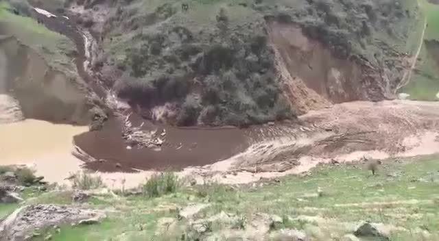 Жалпак-Таштагы жер көчкү үйлөрдү, унааны алып кетти