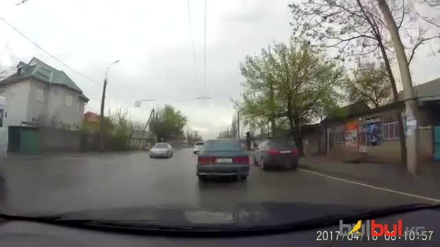 Лексус жөө жүргүнчүнү сүзүп, кетип калды