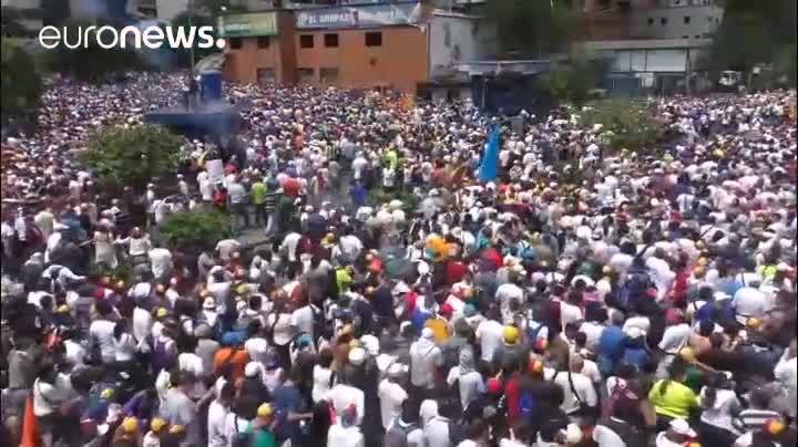 Венесуэладагы митингде 42 адам жаракат алды