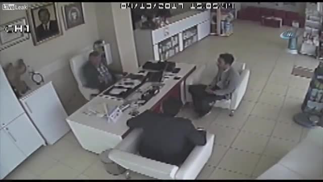 Ыргып кеткен дөңгөлөк офисте отургандардын баштарына тийди