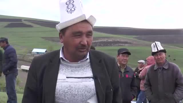 Аюу айылында интервью берип жаткан тургунду "туура сүйлө" деп кекеткен ким?