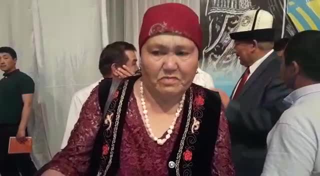 Баткенден Курултайга келген аялдын ыйы