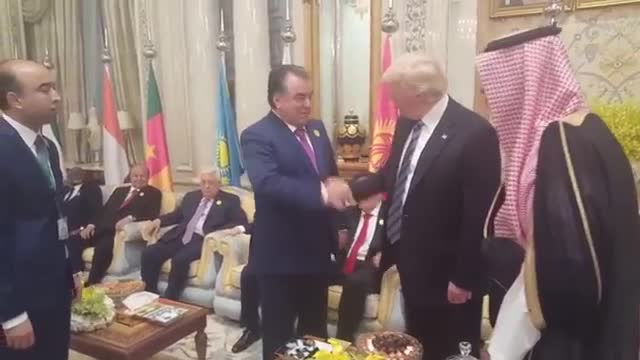 Дональд Трамп менен Эмомали Рахмондун кол алышуу учурунда тарткылашуусу талкуу жаратты