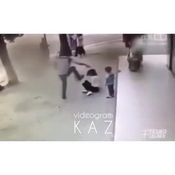 Баласынын айланчыктаганына карабай аялын тепки алдына алды