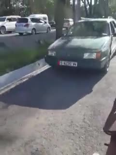 Тротуарда унаа айдап бара жаткан кыз коляскадагы баланы сүзүп кетти 