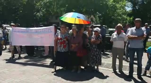 Ак үйдүн алдында жер маселеси боюнча митинг өтүп жатат 08.06.17