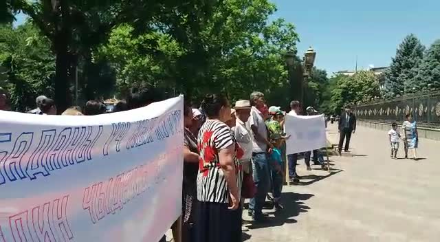 Ак Үйдүн алдында жер маселеси боюнча митинг өтүп жатат 08.06.17 (2)