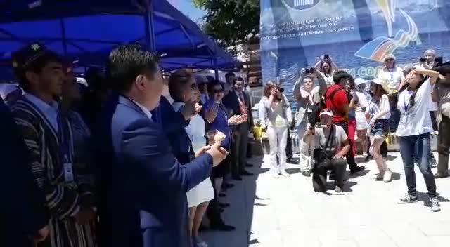 Матвиенко балдар менен бийледи