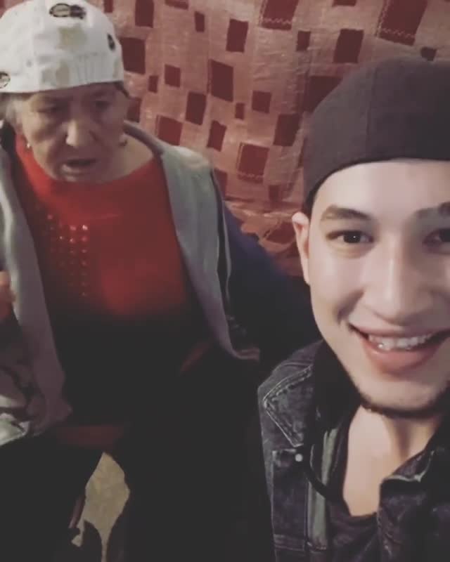Казакстандык 78 жаштагы ардагер небереси менен рэп айтып чыкты (2)