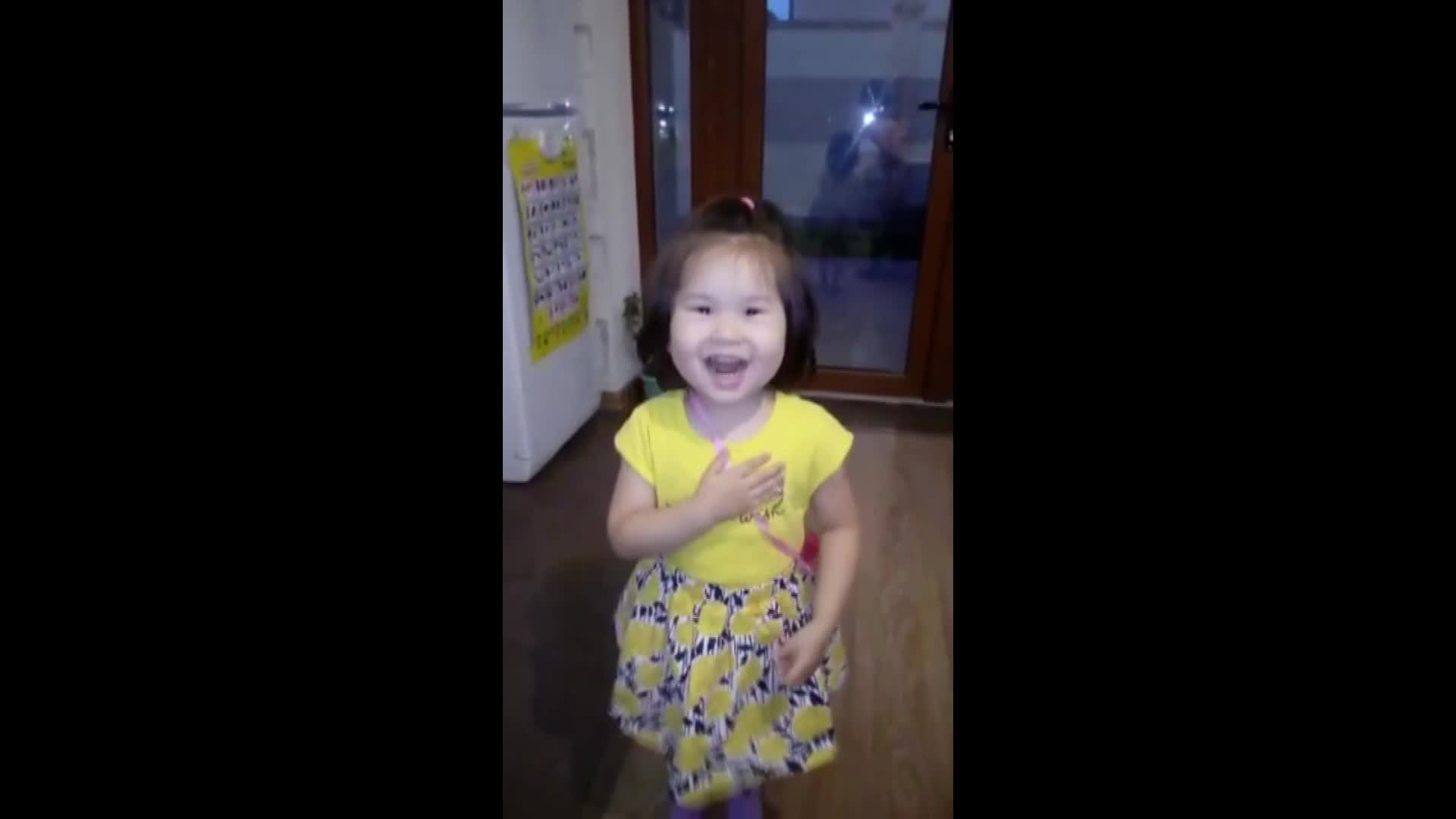 3 жаштагы тили ширин Каныкей гимнди ырдап жатат