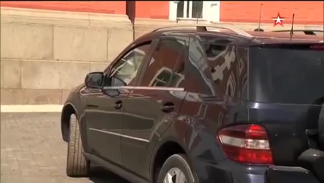 Путиндин унаасындагы белгисиз адам 