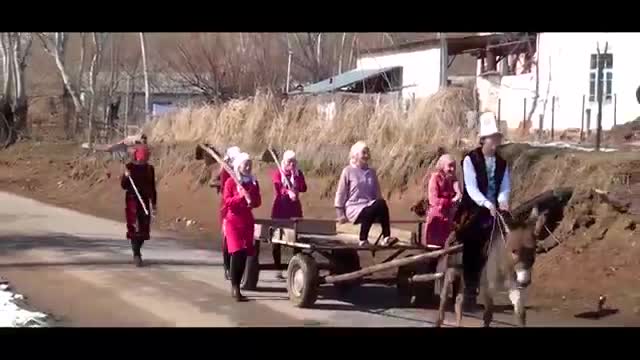 Айылдын 1999-жылкы кыздарынан тамашалуу клип 