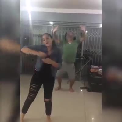 Атасы кызык туурап 
