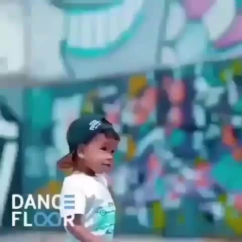 Кичинекей бөбөк мыкты бийледи