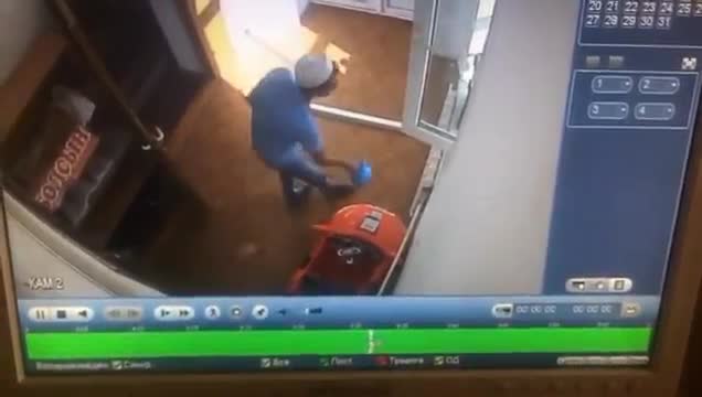 Казакстанда белгисиз адам садагага чогултулган акчаны уурдап кетти