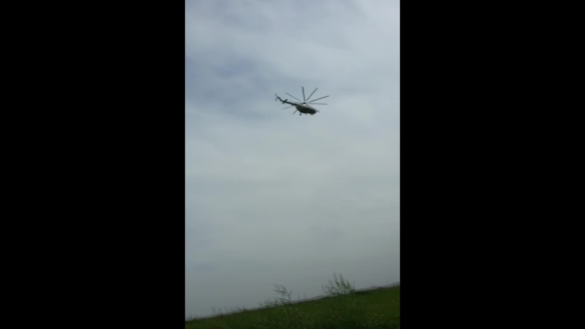 Айылдын үстүнөн тик учак учууда