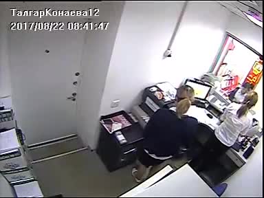 Каракчылар банктын кассасына шыптан түшүп келишкен