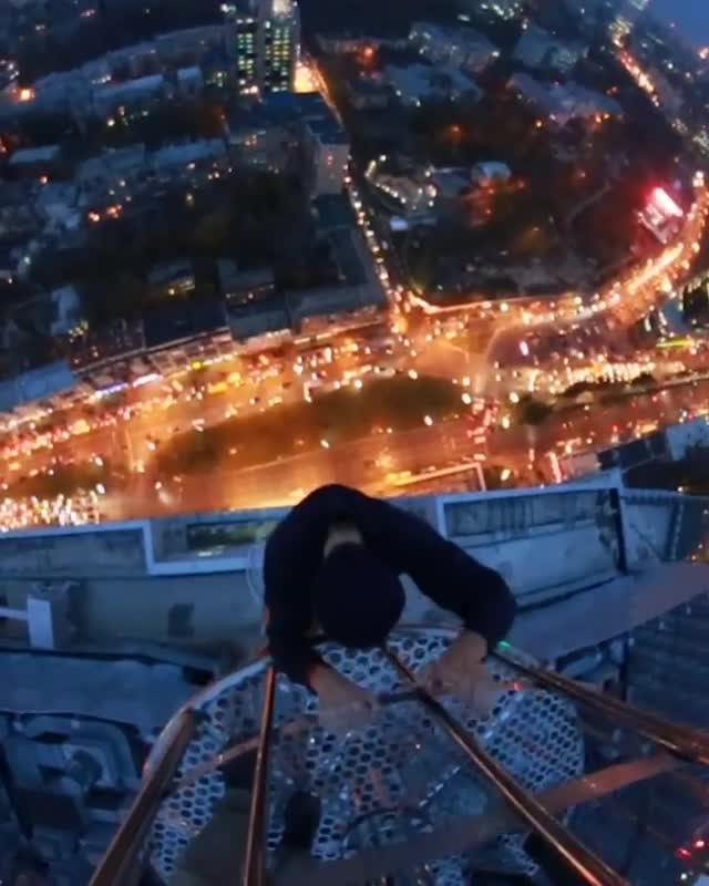 Жеймс Кингстон көк тиреген имаратта