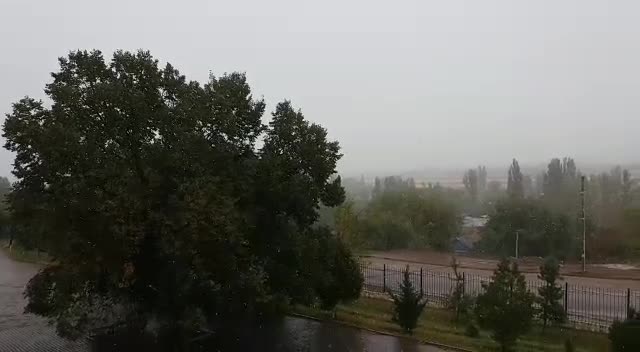 Аламүдүндүн тоо этектеринде жайгашкан айылдарында кар жаап жатат 
