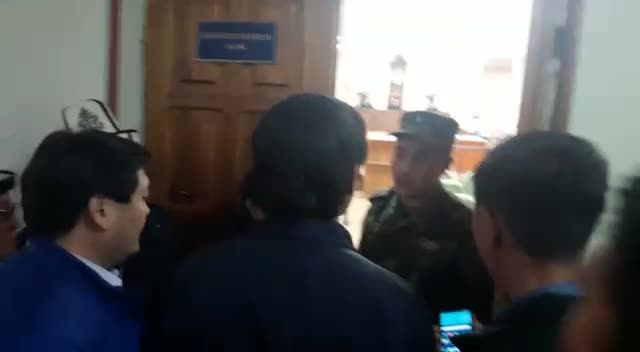 Журналист Сапановдун сотуна тарапташтары кирбесин дегенге көнбөй кирип кетишти